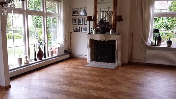 Visgraat vloer met open haard